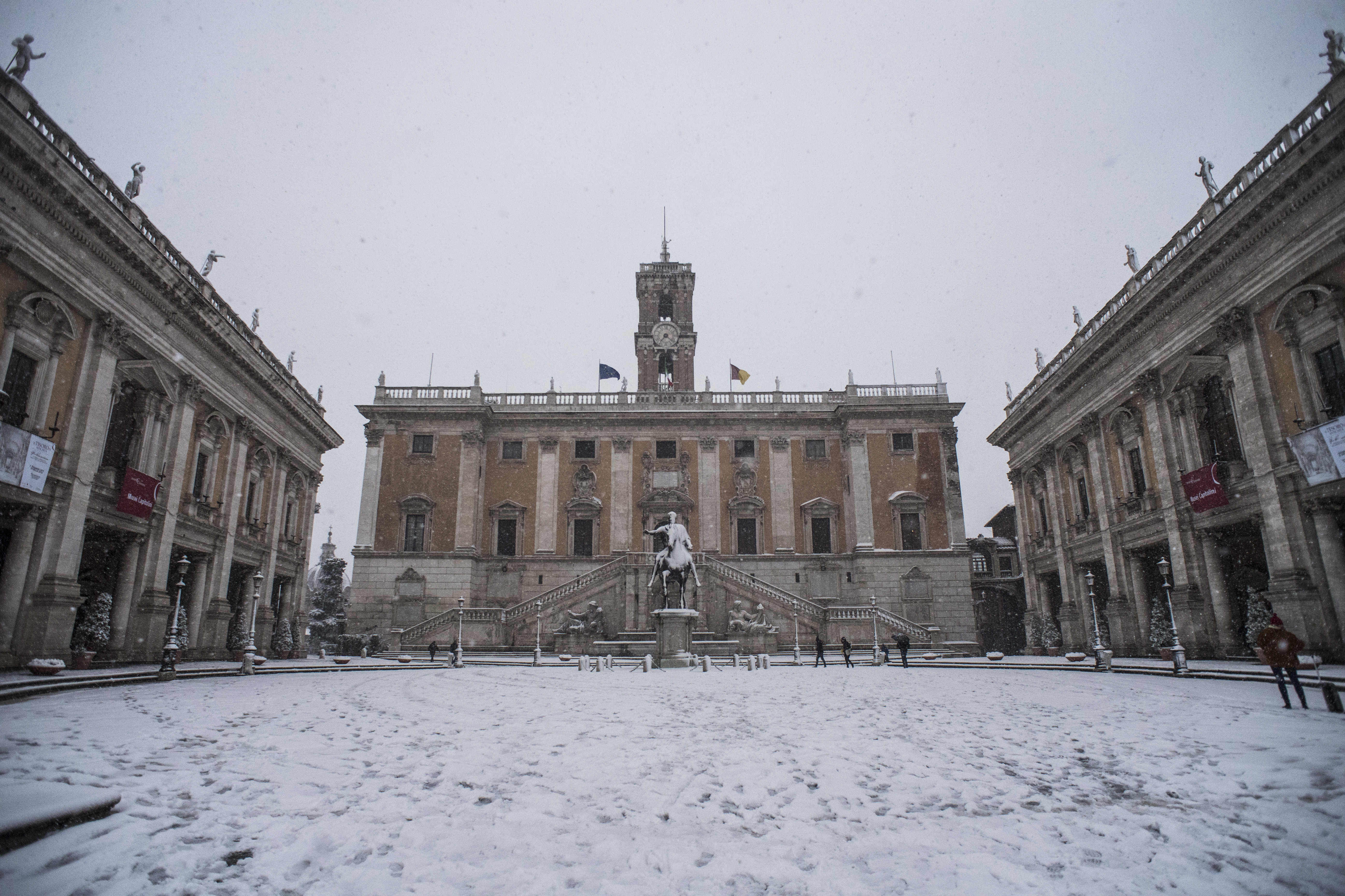 26/02/2018 Roma, nevicata nella notte nella capitale. Nella foto Piazza del Campidoglio con la neve